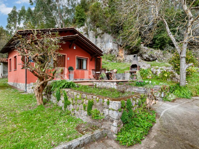 Casa rural cerca de la montaña y de las playas. Cuevas del Agua (Asturias)