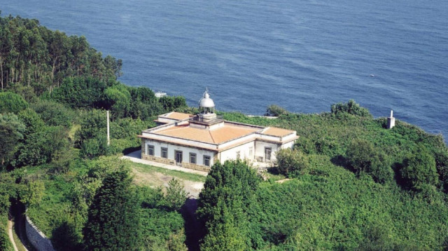 Faro de Ribadesella, uno de los faros más prestigiosos de la Costa Cantábrica